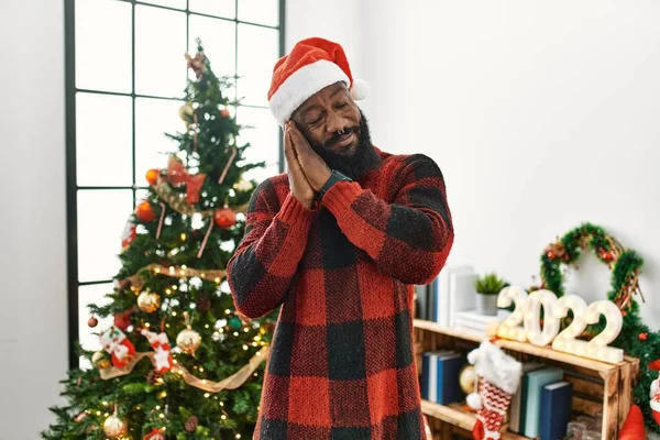 Afroamerikanischer Mann Mit Weihnachtsmannmütze Steht Weihnachtsbaum Und Schläft Müde Träumend — Stockfoto