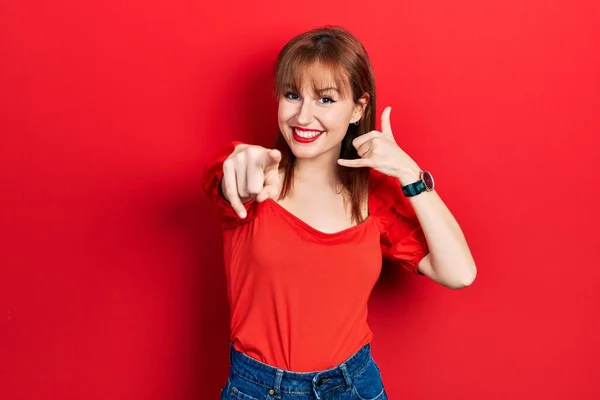 Jeune Femme Rousse Portant Shirt Rouge Décontracté Souriant Faisant Parler — Photo