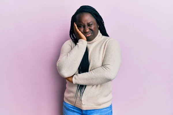 Joven Mujer Negra Con Trenzas Usando Suéter Casual Invierno Pensando —  Fotos de Stock