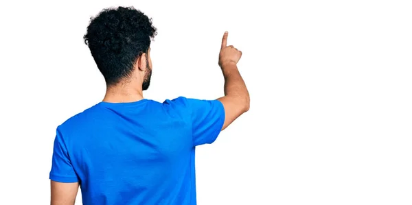Ung Arabisk Man Med Skägg Bär Casual Blå Skjorta Poserar — Stockfoto