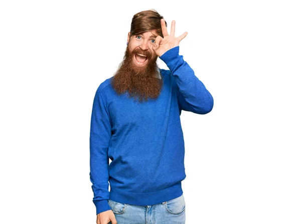 Jovem Irlandês Ruiva Homem Vestindo Roupas Casuais Sorrindo Positivo Fazendo — Fotografia de Stock