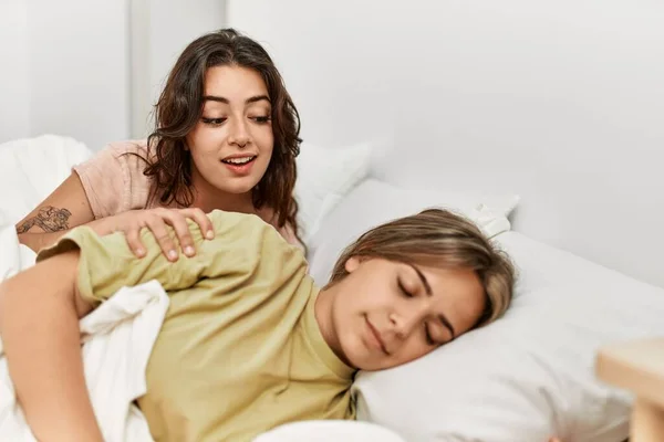 Jovem Mulher Acordando Sua Namorada Sonolenta Quarto — Fotografia de Stock