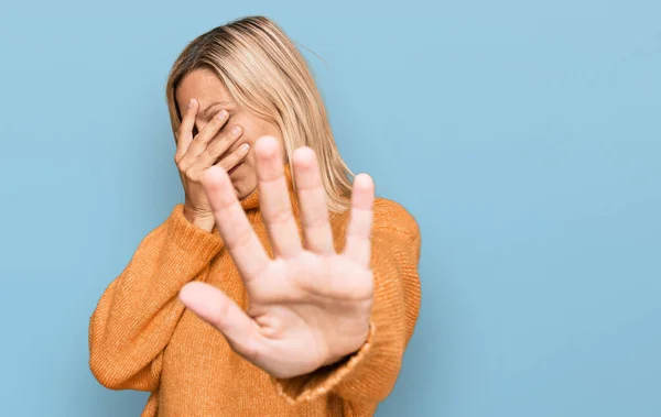 Mujer Caucásica Mediana Edad Que Usa Suéter Invierno Casual Que —  Fotos de Stock