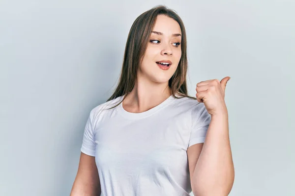 Junges Hispanisches Mädchen Lässigem Weißem Shirt Das Den Daumen Zur — Stockfoto