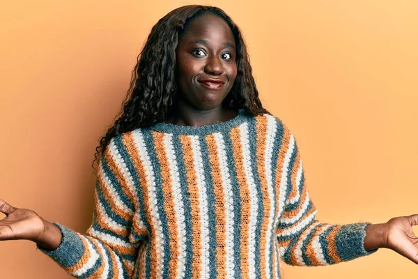 Mujer Joven Africana Con Suéter Lana Invierno Expresión Despistada Confusa —  Fotos de Stock