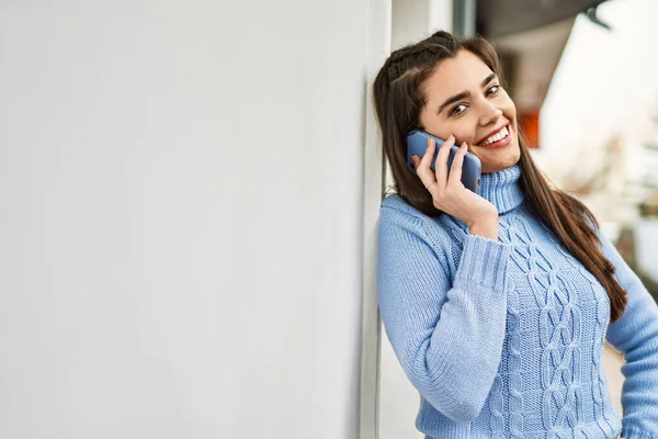 Ung Latinamerikansk Flicka Ler Glad Prata Smartphone Staden — Stockfoto