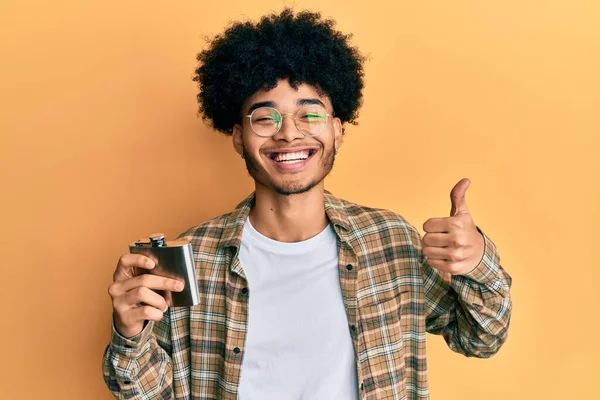 Ung Afrikansk Amerikansk Man Med Afro Hår Dricka Alkohol Från — Stockfoto