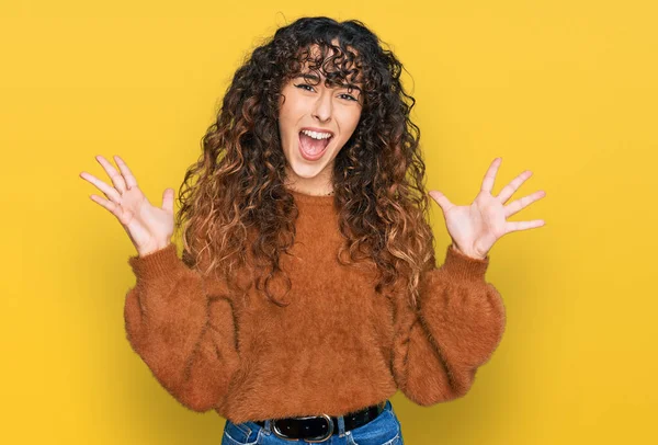 Menina Hispânica Jovem Vestindo Roupas Casuais Celebrando Louco Louco Para — Fotografia de Stock