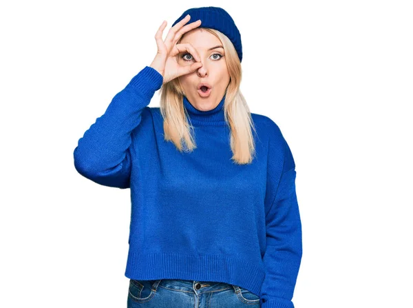 스웨터 모자를 몸짓을 코카서스 여인은 손가락을 응시하는 눈으로 충격을 받았다 — 스톡 사진