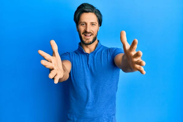 Jonge Spaanse Man Met Casual Blauw Shirt Die Naar Camera — Stockfoto