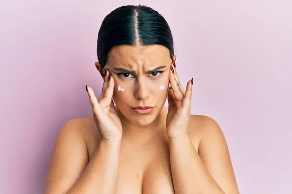 Hermosa Mujer Morena Pie Topless Usando Crema Facial Escéptico Nervioso — Foto de Stock