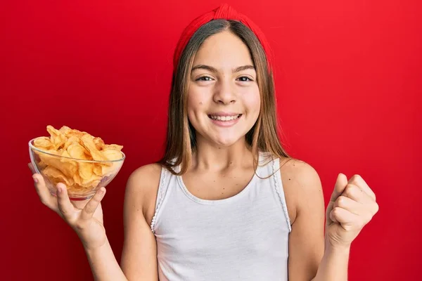 Schöne Brünette Kleine Mädchen Mit Kartoffelchips Schreit Stolz Feiert Sieg — Stockfoto