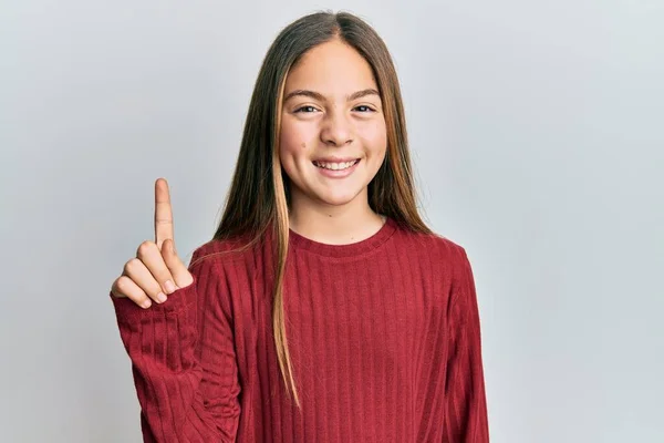 Schöne Brünette Kleine Mädchen Tragen Lässigen Pullover Lächelnd Mit Einer — Stockfoto