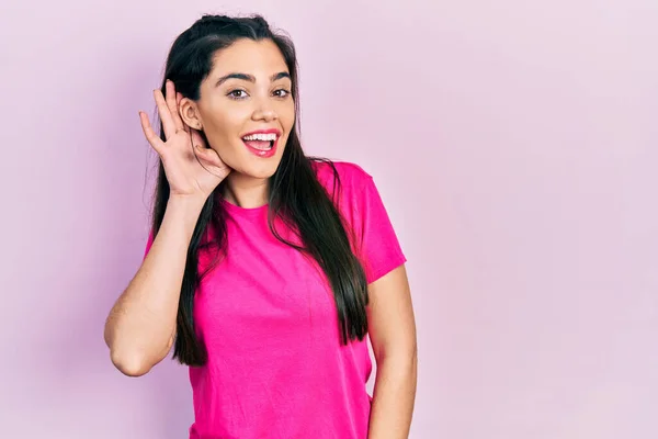 Νεαρή Ισπανίδα Που Φοράει Ροζ Μπλουζάκι Χαμογελώντας Ένα Αυτί Πάνω — Φωτογραφία Αρχείου