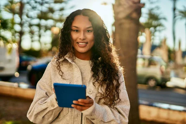 Jovem Latina Sorrindo Feliz Usando Touchpad Cidade — Fotografia de Stock