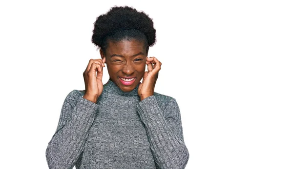 Chica Afroamericana Joven Que Usa Ropa Casual Que Cubre Las — Foto de Stock