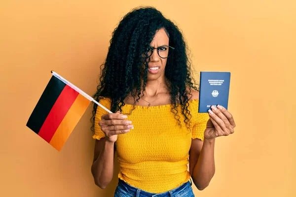 Middeleeuws Afrikaans Amerikaanse Vrouw Met Duitse Vlag Paspoort Onwetend Verwarde — Stockfoto