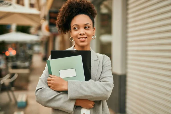 Junge Afrikanisch Amerikanische Geschäftsfrau Lächelt Glücklich Der Stadt — Stockfoto
