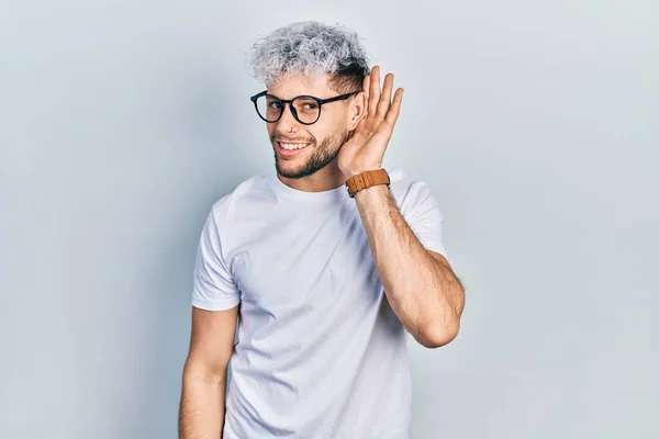 Modern Boyalı Saçlı Beyaz Tişörtlü Gözlüklü Ağzı Kulaklarında Dedikoduları Dedikoduları — Stok fotoğraf