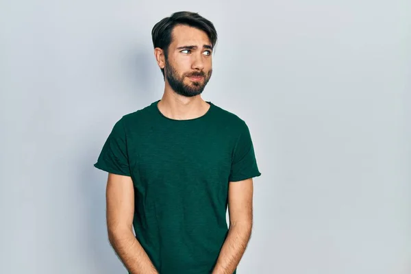 Joven Hombre Hispano Vistiendo Camiseta Blanca Casual Sonriendo Mirando Hacia —  Fotos de Stock