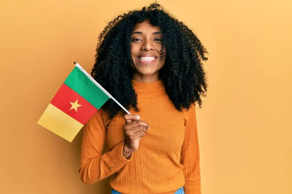 Africká Americká Žena Afro Vlasy Drží Senegal Vlajku Vypadá Pozitivně — Stock fotografie