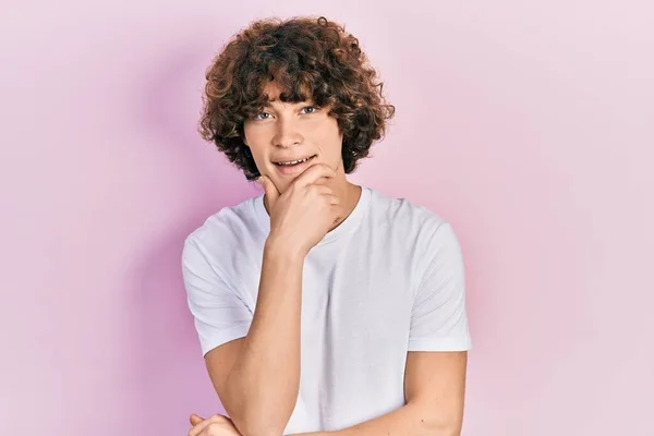 Guapo Joven Con Camiseta Blanca Casual Mirando Confiado Cámara Sonriendo — Foto de Stock