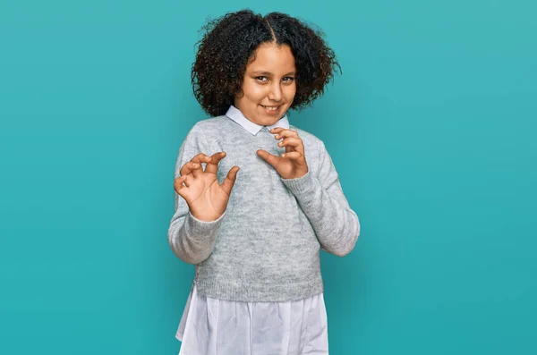 嫌悪感反応のためにカジュアルな服を着てアフロの髪を持つ若い女の子は 不満と恐ろしい嫌悪感の表情を嫌悪します 手を挙げて — ストック写真