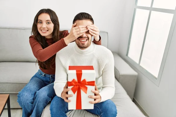 Joven Pareja Hispana Sonriendo Feliz Sorprendiendo Con Regalo Cumpleaños Casa —  Fotos de Stock