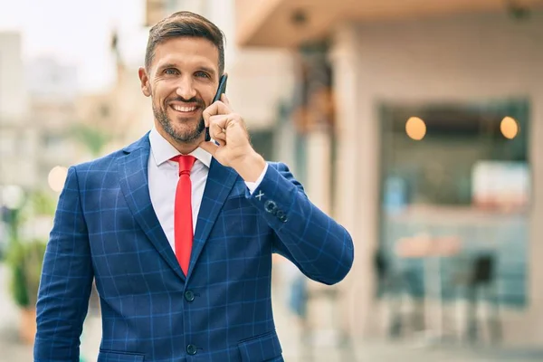 Junger Kaukasischer Geschäftsmann Lächelt Fröhlich Auf Dem Smartphone Der Stadt — Stockfoto