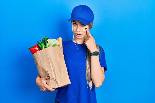 Junge Kaukasische Frau Kurieruniform Mit Lebensmitteln Aus Dem Supermarkt Die — Stockfoto