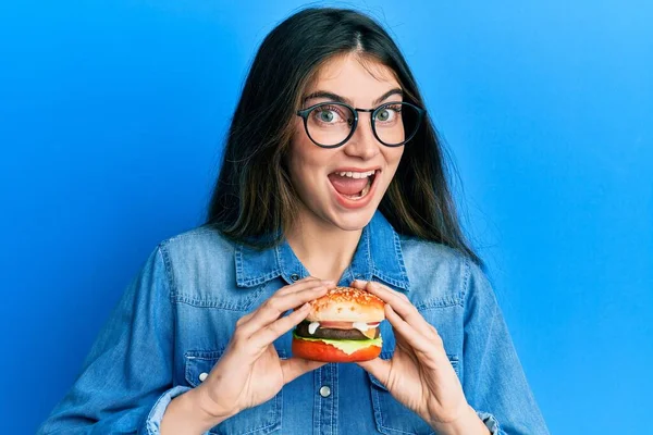 Mladý Kavkazský Žena Jíst Chutný Klasický Burger Slaví Blázen Ohromen — Stock fotografie