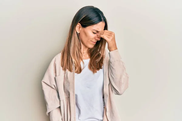 Morena Jovem Mulher Vestindo Roupas Casuais Cansado Esfregando Nariz Olhos — Fotografia de Stock