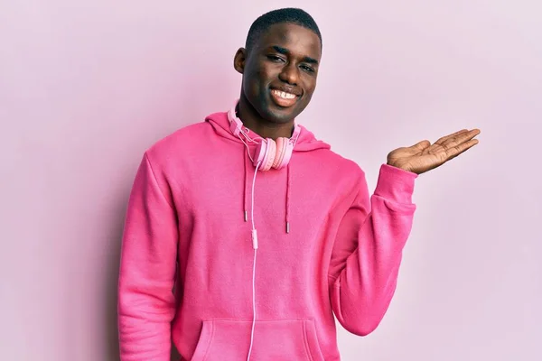 Νεαρός Αφροαμερικάνος Που Φοράει Ρούχα Γυμναστικής Και Χρησιμοποιεί Ακουστικά Χαμογελώντας — Φωτογραφία Αρχείου
