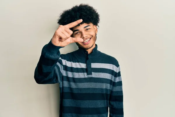 Junger Afrikanisch Amerikanischer Mann Mit Afro Haaren Lässig Gekleidet Lächelnd — Stockfoto