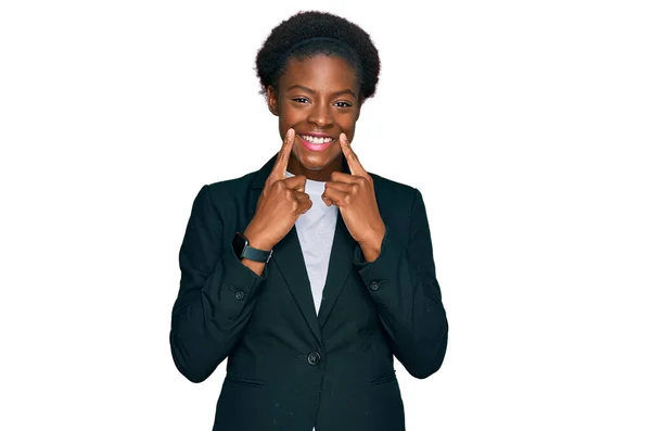 Jovem Afro Americana Vestindo Roupas Negócios Sorrindo Com Boca Aberta — Fotografia de Stock