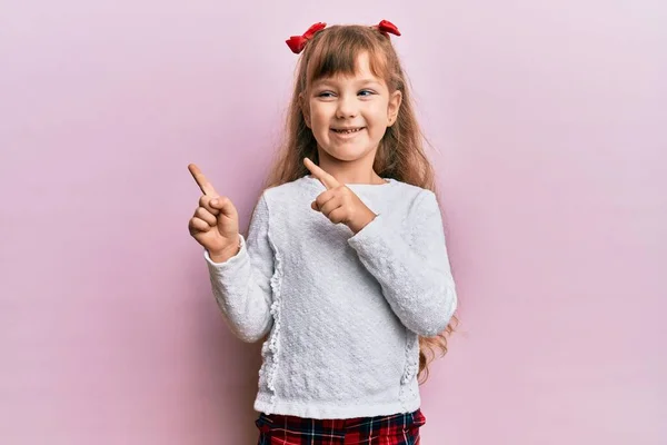 Klein Blank Meisje Kind Dragen Casual Kleding Glimlachen Kijken Naar — Stockfoto