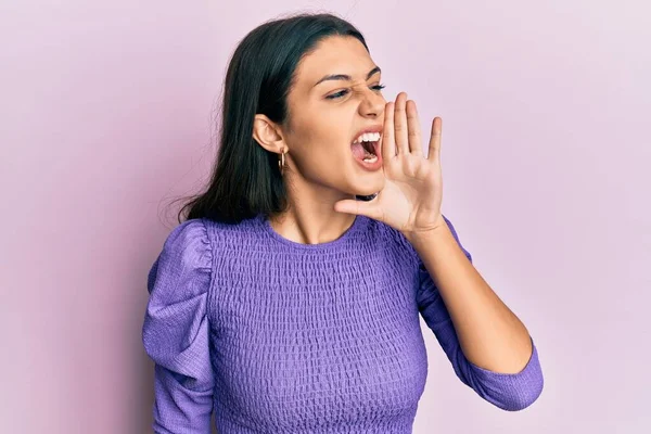 Jeune Femme Hispanique Portant Des Vêtements Décontractés Criant Criant Fort — Photo