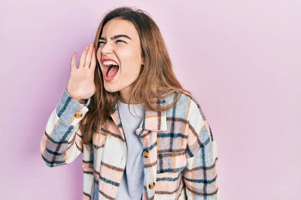 Chica Caucásica Joven Con Ropa Casual Gritando Gritando Fuerte Lado — Foto de Stock