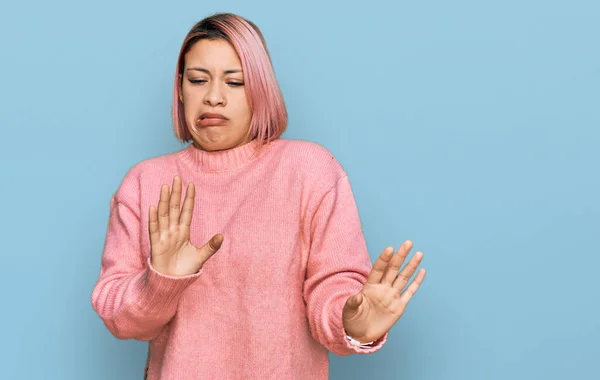 Mulher Hispânica Com Cabelo Rosa Vestindo Camisola Inverno Casual Expressão — Fotografia de Stock