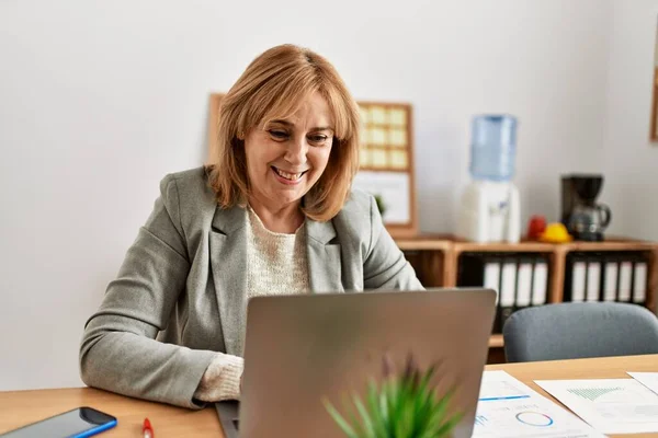 Empresa Mediana Edad Sonriendo Feliz Trabajando Oficina —  Fotos de Stock