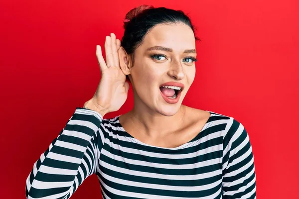 Jeune Femme Caucasienne Portant Des Vêtements Décontractés Souriant Avec Main — Photo