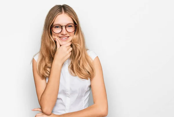 Gyönyörű Fiatal Kaukázusi Lány Alkalmi Ruhát Szemüveget Visel Magabiztosan Néz — Stock Fotó