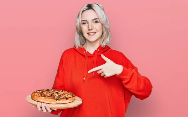 Молода Блондинка Тримає Піцу Руках Пальцях Посміхається Радістю — стокове фото