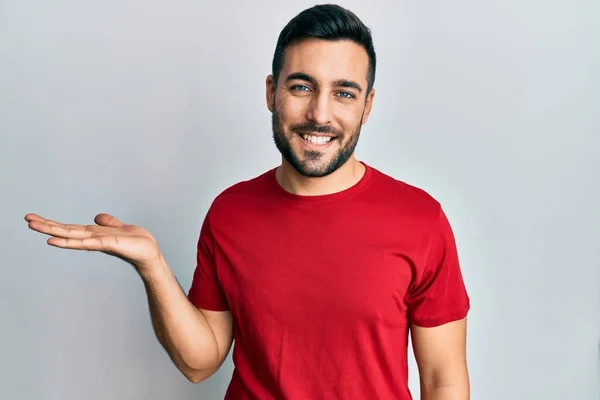 Joven Hombre Hispano Vistiendo Ropa Casual Sonriendo Alegre Presentando Señalando — Foto de Stock