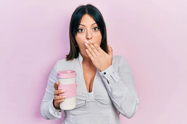 Mujer Hispana Joven Bebiendo Una Taza Café Cubriendo Boca Con — Foto de Stock