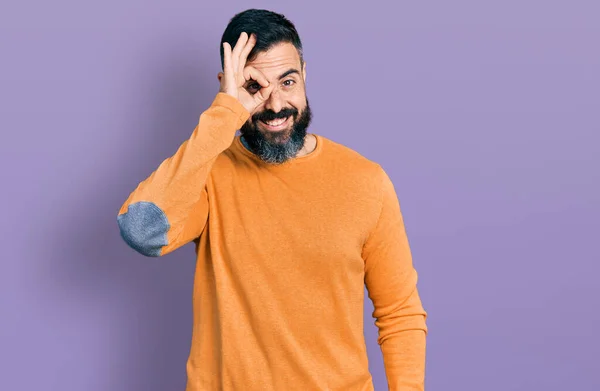 Homem Hispânico Com Barba Vestindo Camisola Inverno Casual Fazendo Gesto — Fotografia de Stock