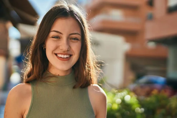 Jong Kaukasisch Meisje Glimlachen Gelukkig Staan Stad — Stockfoto