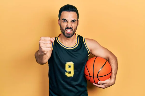 Schöner Hispanischer Mann Mit Bart Und Basketballkorb Genervt Und Frustriert — Stockfoto