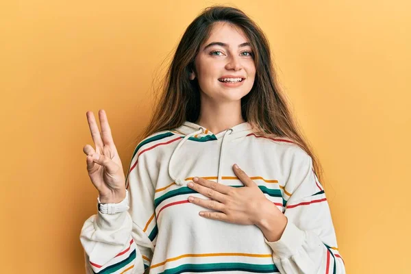 Mujer Caucásica Joven Con Ropa Casual Sonriendo Jurando Con Mano — Foto de Stock