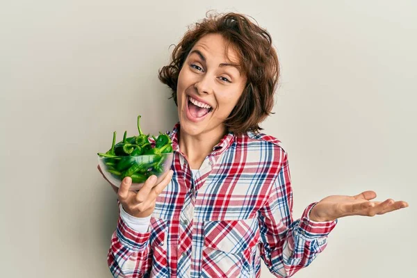 Jeune Femme Brune Tenant Bol Avec Des Poivrons Verts Célébrant — Photo